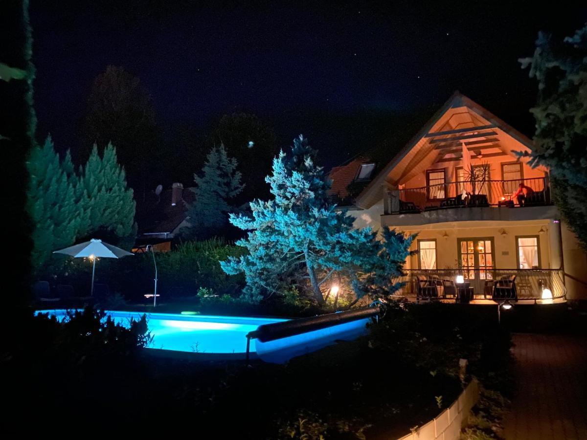 Villa Oliva Boutique Rooms Zamárdi Exteriör bild