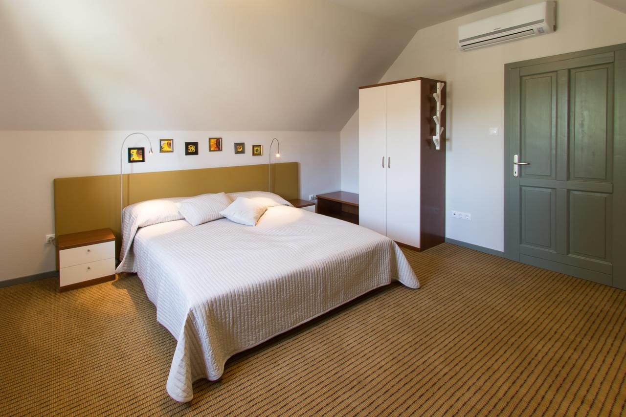 Villa Oliva Boutique Rooms Zamárdi Exteriör bild