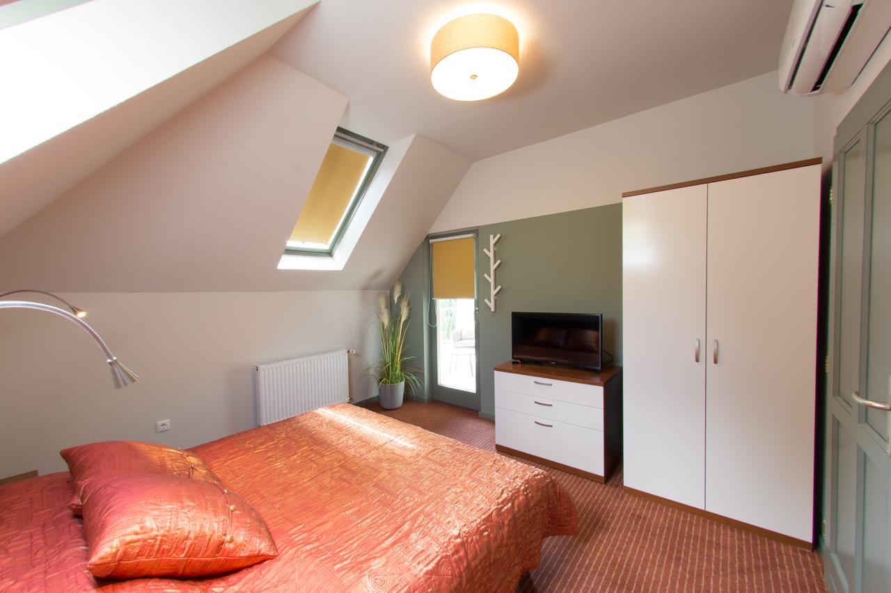 Villa Oliva Boutique Rooms Zamárdi Exteriör bild