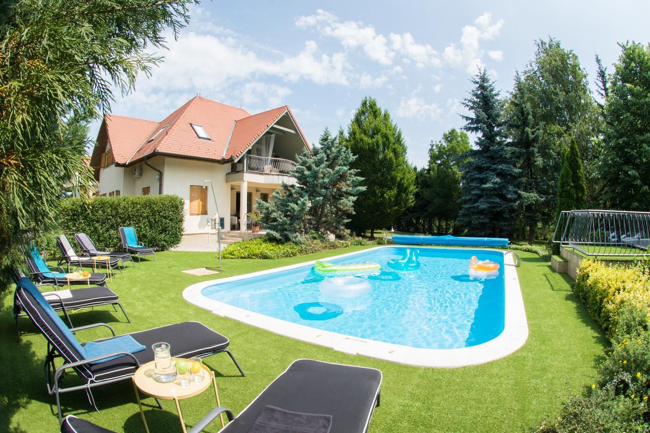 Villa Oliva Boutique Rooms Zamárdi Exteriör bild